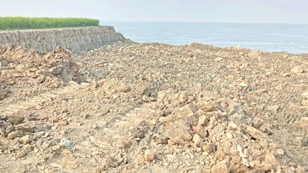 রাতের আঁধারে নদীর চর কেটে মাটি নিলো ইটভাটায়, থানায় অভিযোগ